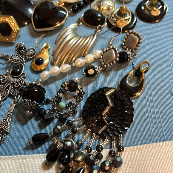 Black single earring lot, vintage to now, 55+ pieces - Picture 11 of 12